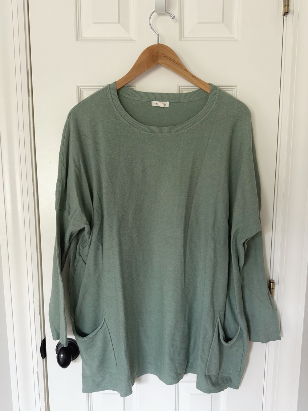 Tea n Rose Sage Green Knit Tunic Top, size M/L
